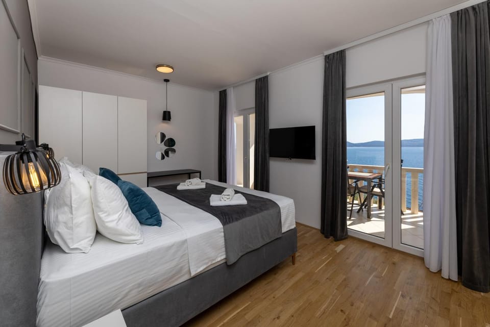 Communal lounge/ TV room, Bed, TV and multimedia, Bedroom, Sea view, towels