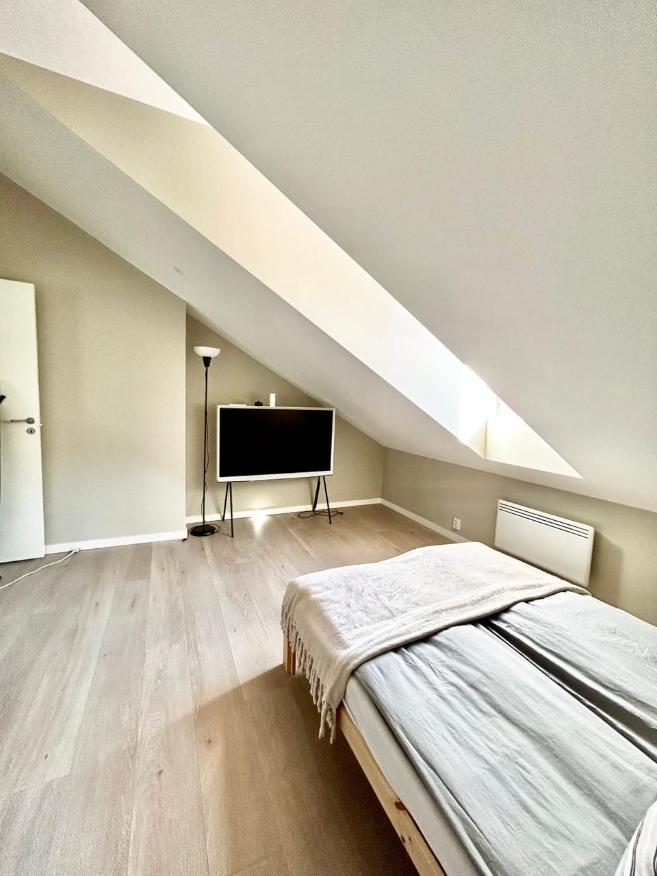 Bed, TV and multimedia, Bedroom