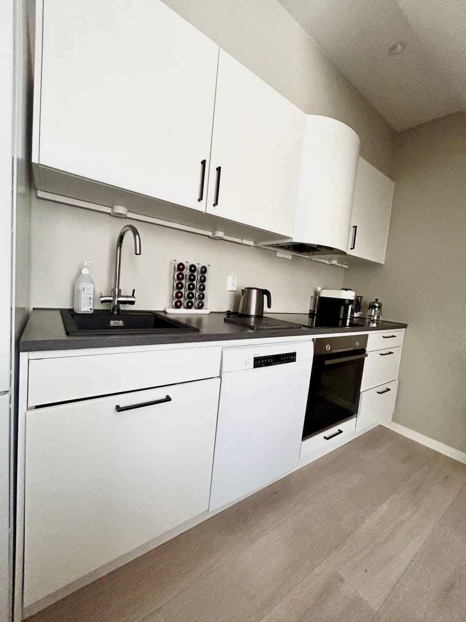 Coffee/tea facilities, dishwasher, oven, kitchen