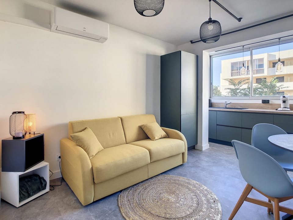 Communal lounge/ TV room, Living room