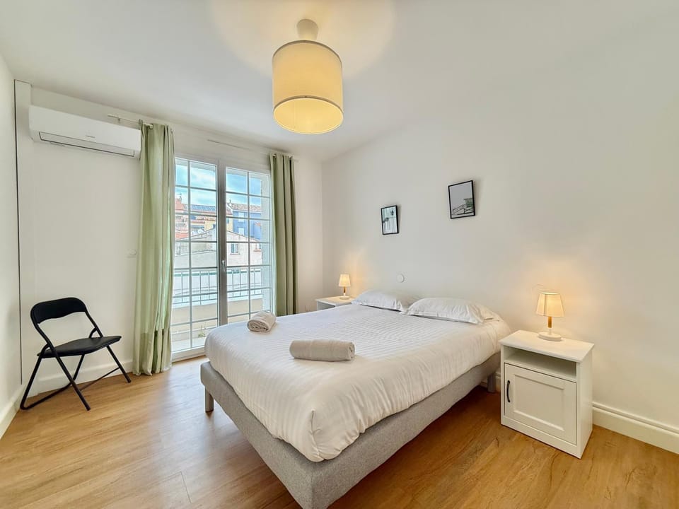 Bed, Photo of the whole room, Bedroom, towels