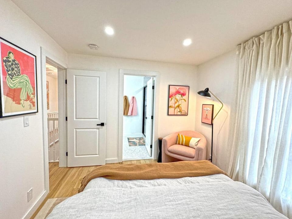 Renovated home seconds from town House in Woodstock