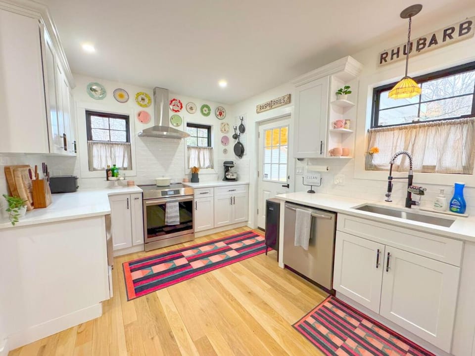 Renovated home seconds from town House in Woodstock