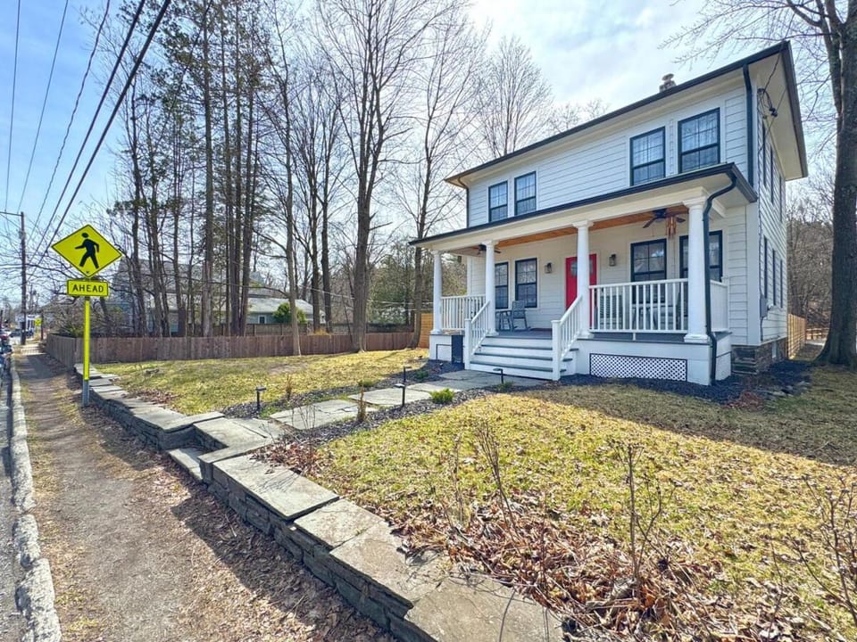 Renovated home seconds from town House in Woodstock