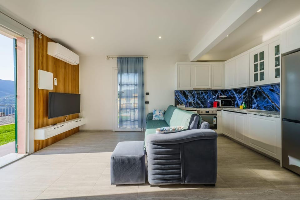 Bed, TV and multimedia, Kitchen or kitchenette, Living room, Photo of the whole room, Seating area, Bedroom