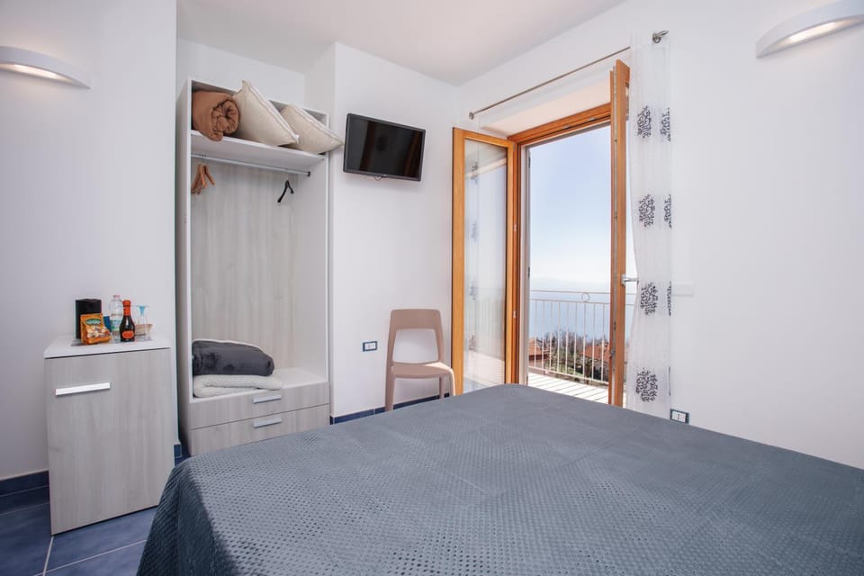 Natural landscape, Photo of the whole room, Bedroom, wardrobe