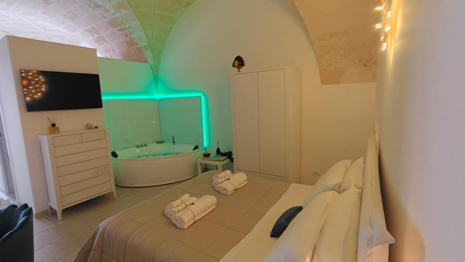 Bed, Hot Tub, Bathroom, TV and multimedia, Photo of the whole room, Bedroom, towels