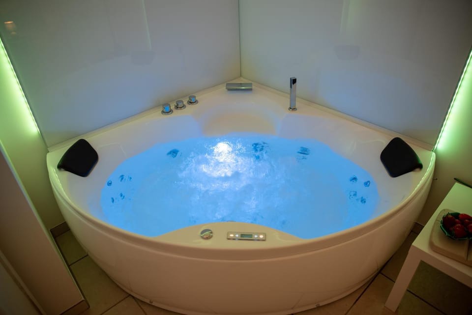 Hot Tub, Hot Tub, Bedroom, internet