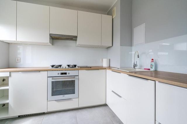 Kitchen or kitchenette, dishwasher, stove