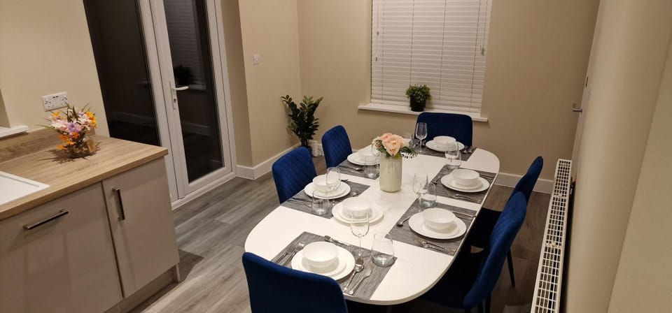 Kitchen or kitchenette, Food and drinks, Dining area, Food, Dinner