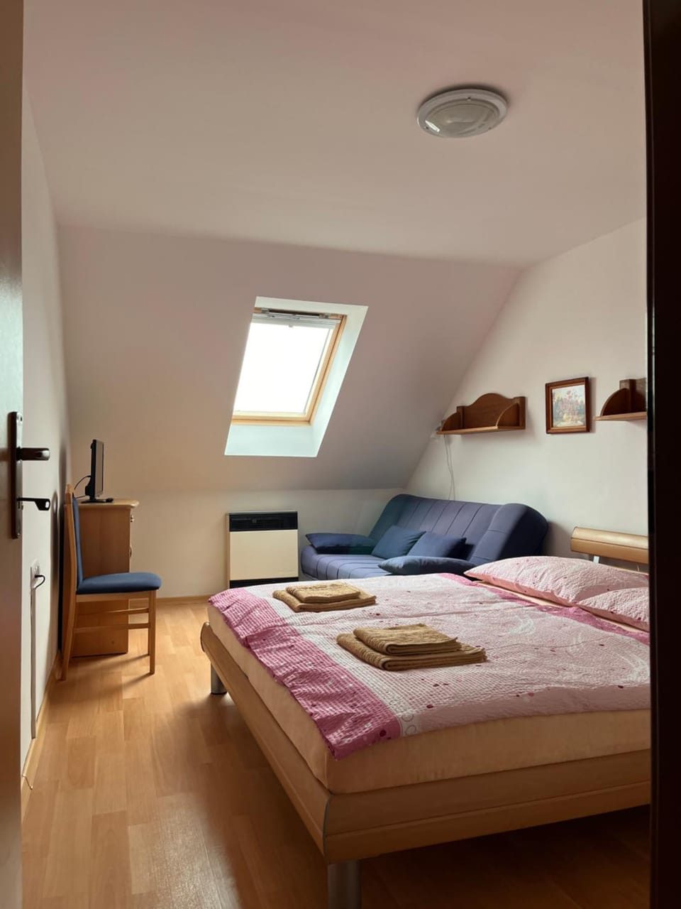 Bed, TV and multimedia, Photo of the whole room, Bedroom
