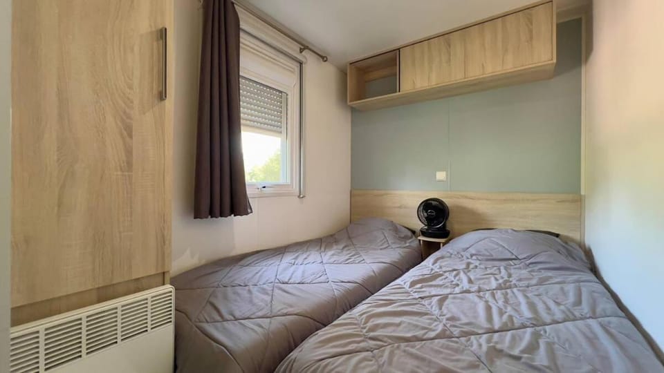 Bed, Photo of the whole room, Bedroom, wardrobe, Internal: Not applicable to any particular room