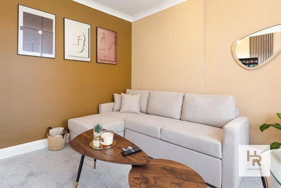 Prime Location - Stylish Retreat - WIFI & Netflix Apartment in London