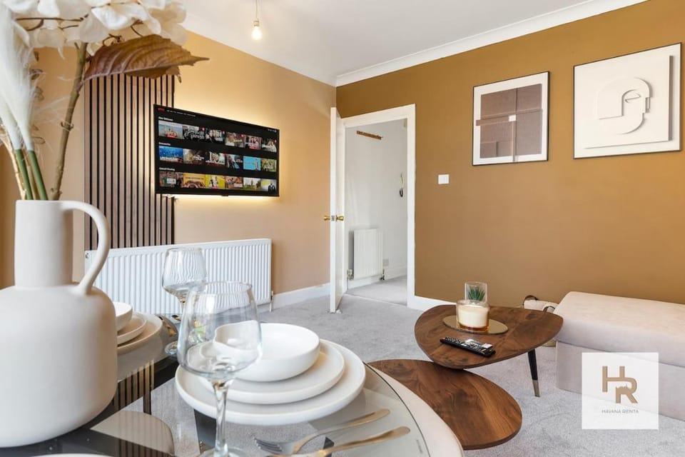 Prime Location - Stylish Retreat - WIFI & Netflix Apartment in London