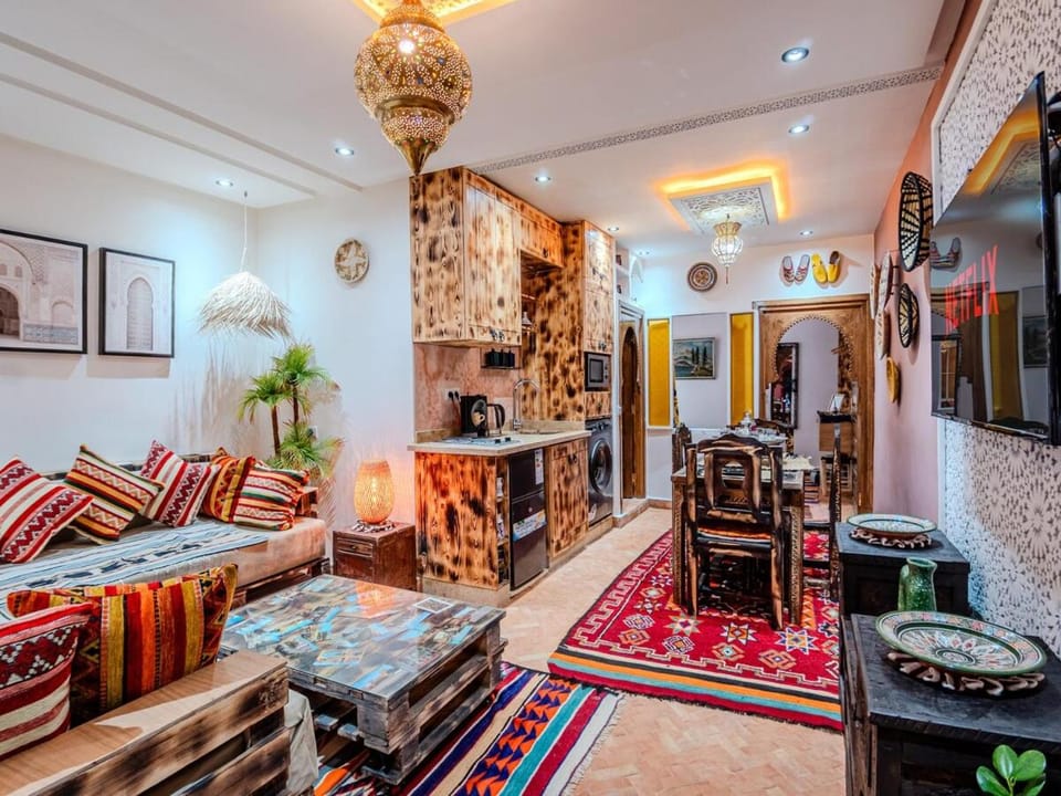TV and multimedia, Kitchen or kitchenette, Living room, Seating area, Dining area