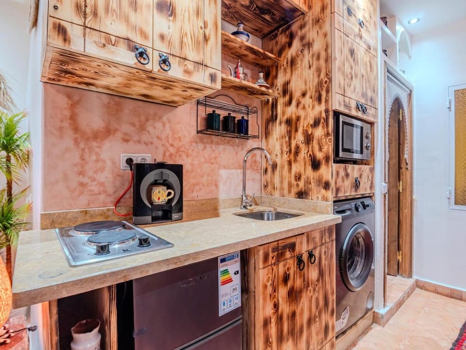 Kitchen or kitchenette, oven, stove, washing machine