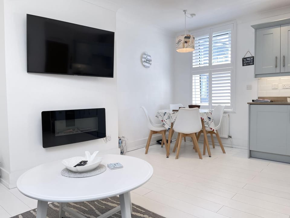 Property building, TV and multimedia, Dining area
