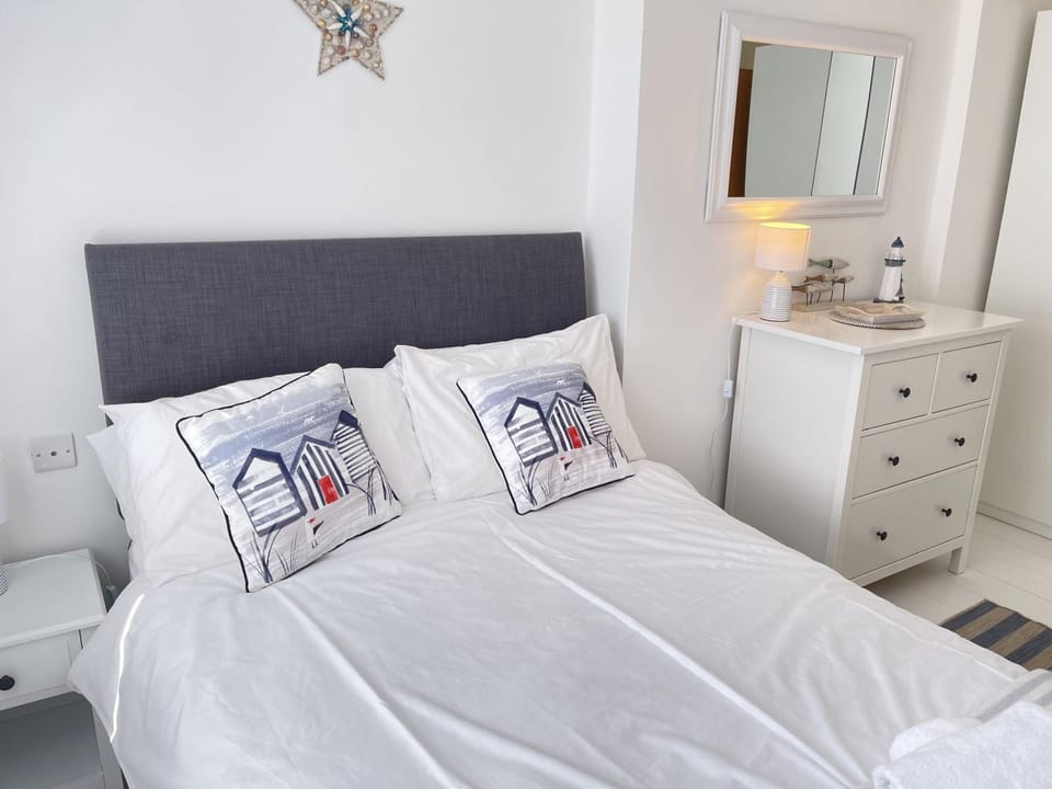Property building, Bed, Photo of the whole room, Bedroom