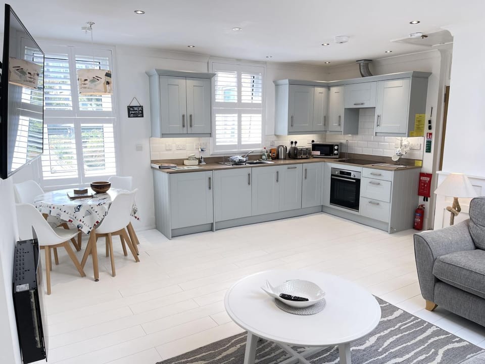 Property building, Kitchen or kitchenette, Seating area, Dining area, dishwasher, oven, stove
