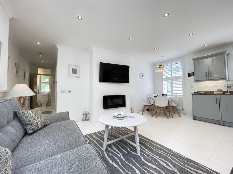 Property building, TV and multimedia, Dining area
