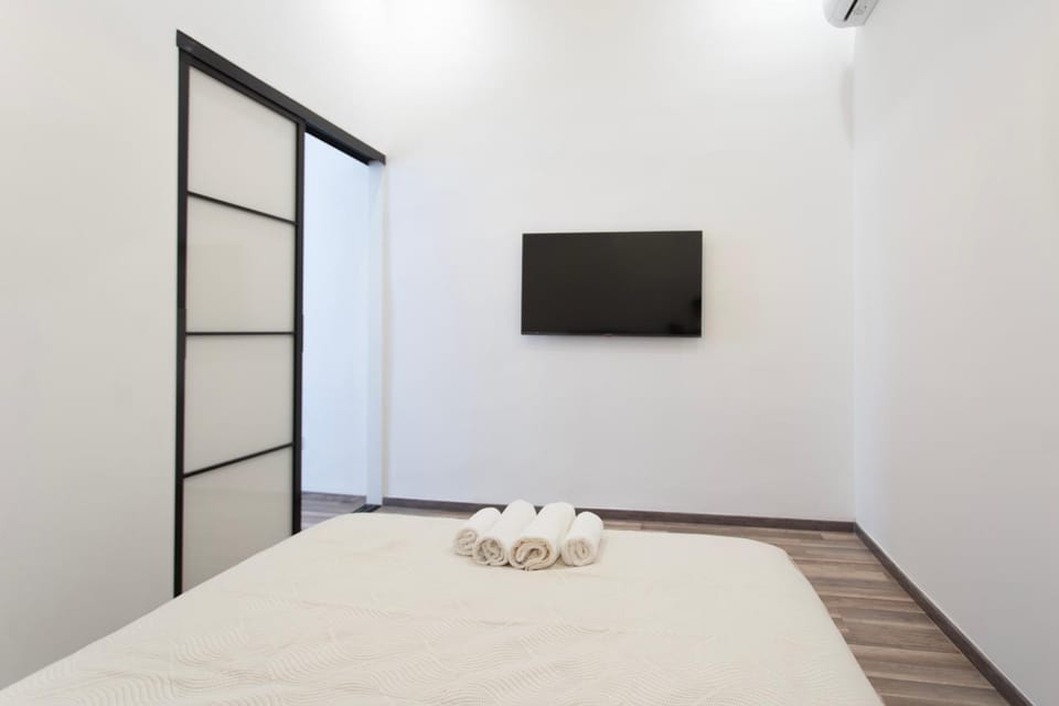 Bed, TV and multimedia, Photo of the whole room, Bedroom, towels