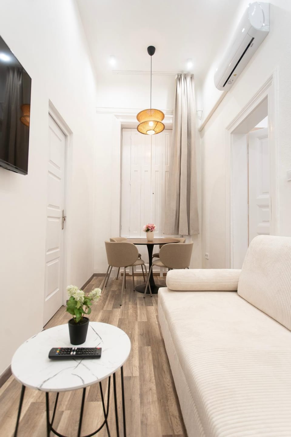 Bed, TV and multimedia, Living room, Photo of the whole room, Seating area, Dining area, Bedroom, air conditioner