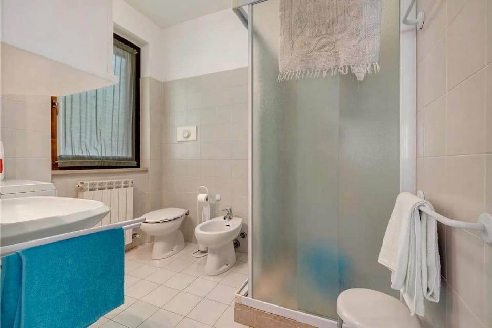 Shower, Toilet, Bathroom, bidet, towels