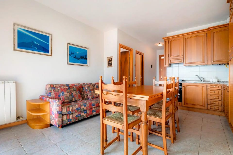 Kitchen or kitchenette, Living room, Dining area, oven, stove