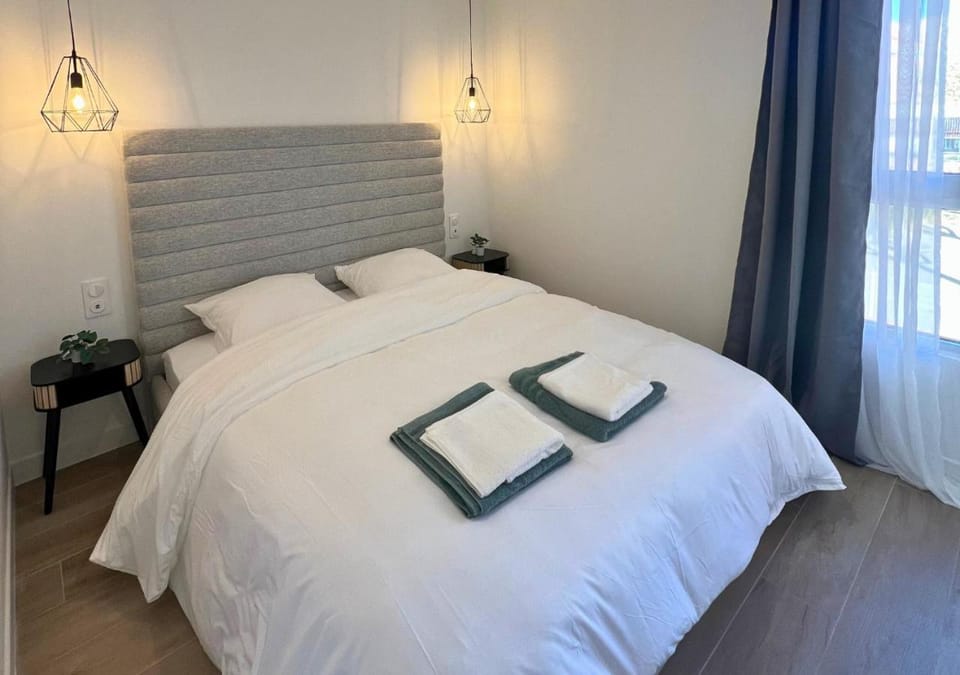 Bedroom, storage, towels