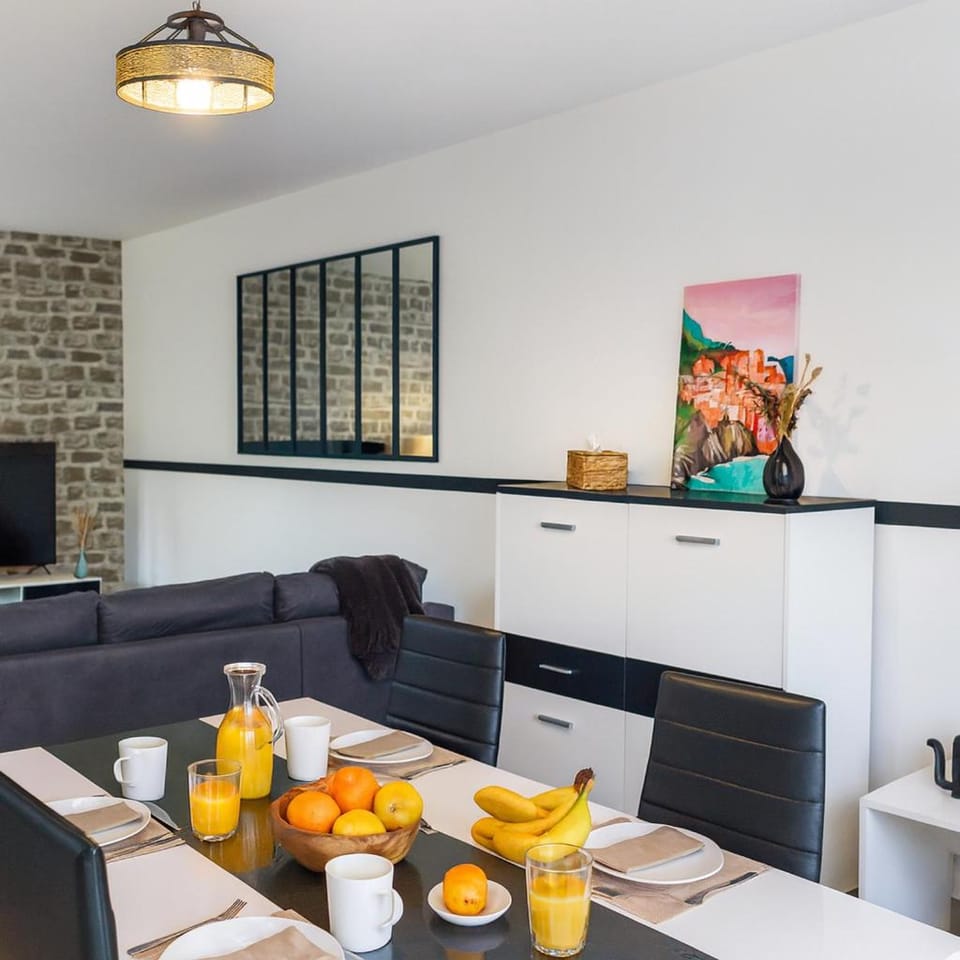 Living room, Food and drinks, Seating area, Dining area, Food, Breakfast, Continental breakfast, Drinks