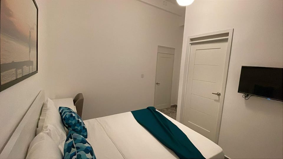 Bed, TV and multimedia, Photo of the whole room, Bedroom, wardrobe
