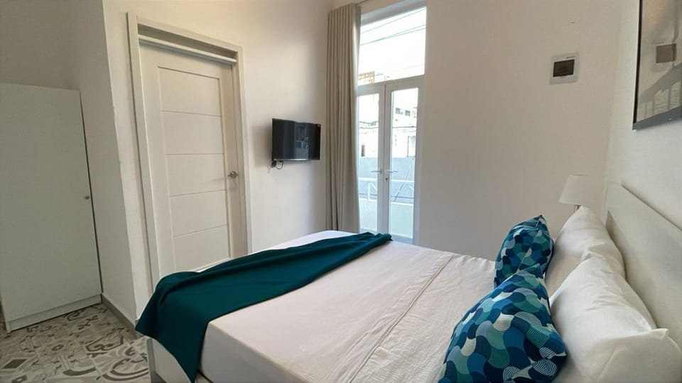 Bed, TV and multimedia, Bedroom