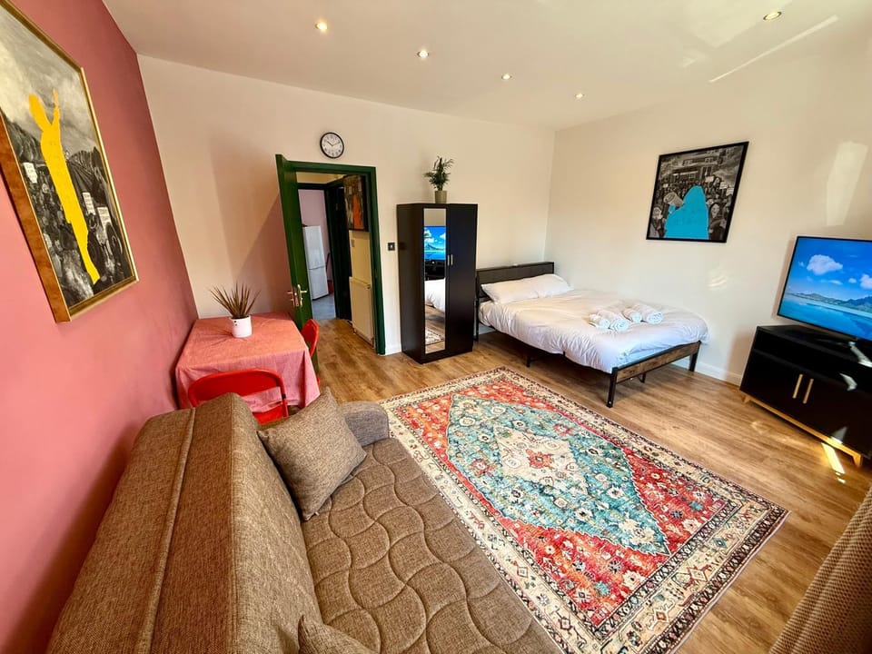 Communal lounge/ TV room, Bed, TV and multimedia, Living room, Photo of the whole room, Seating area, Dining area, Evening entertainment, Bedroom, wardrobe