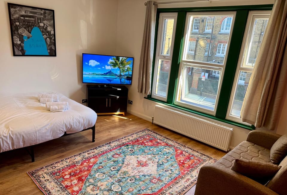 Communal lounge/ TV room, Bed, TV and multimedia, Living room, Seating area, Evening entertainment, Bedroom