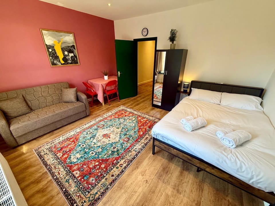 Bed, Living room, Photo of the whole room, Seating area, Bedroom, wardrobe