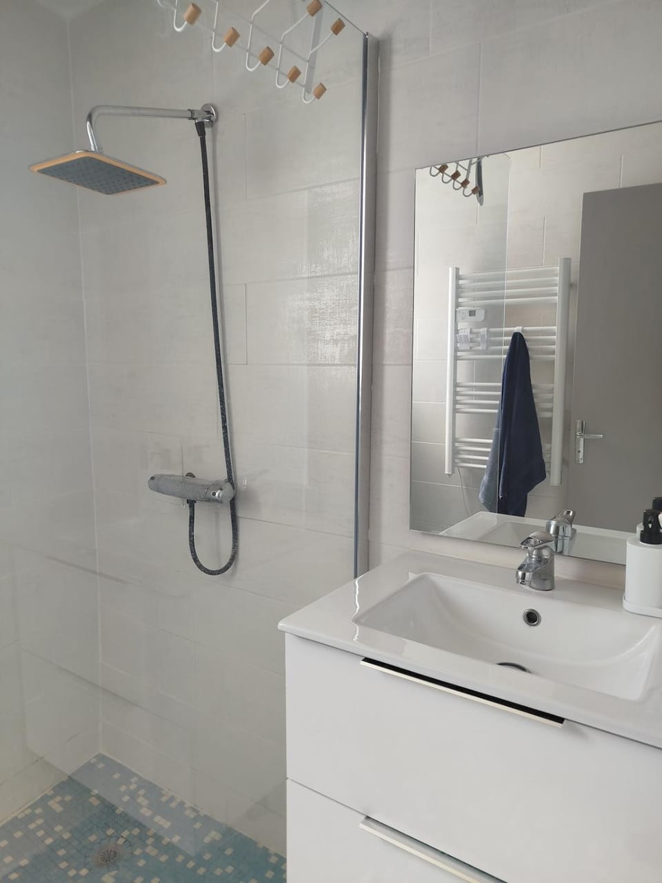 Shower, Bathroom, towels
