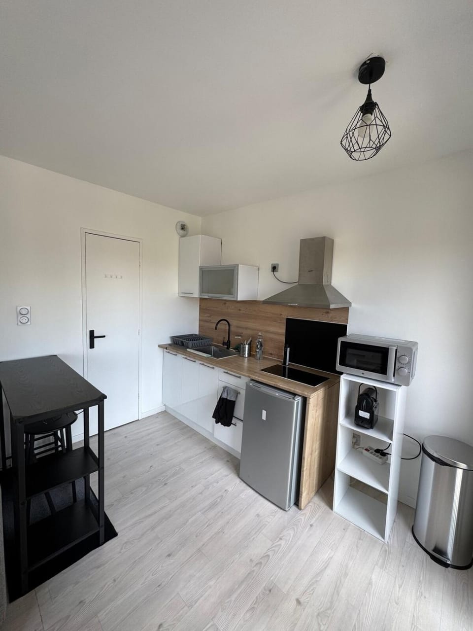 Kitchen or kitchenette, Dining area, microwave, stove