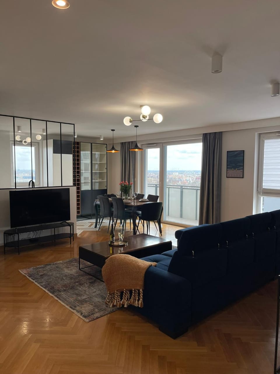 Communal lounge/ TV room, TV and multimedia, Living room, Seating area, Dining area