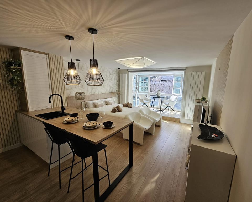 Abrazo a la Catedral by Unique Rooms Apartment in Burgos