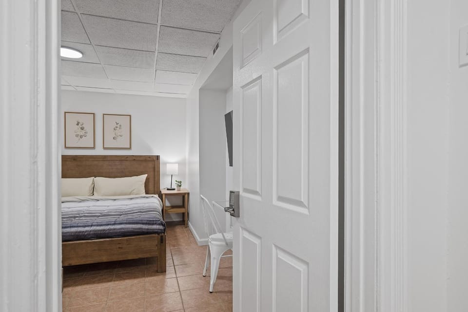 Shadyside, Pittsburgh !A Modern and Bright Private Bedroom with Shared Bathroom Vacation rental in Shadyside