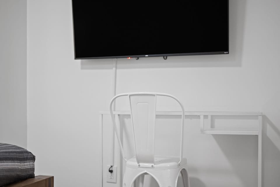 Shadyside, Pittsburgh !A Modern and Bright Private Bedroom with Shared Bathroom Vacation rental in Shadyside