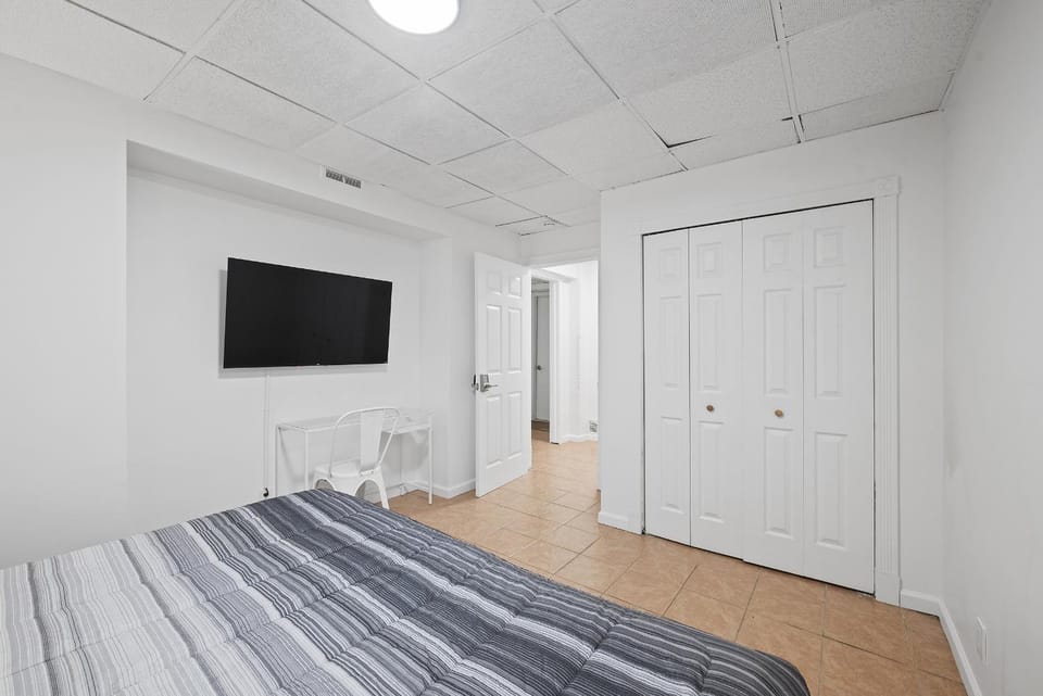 Shadyside, Pittsburgh !A Modern and Bright Private Bedroom with Shared Bathroom Vacation rental in Shadyside