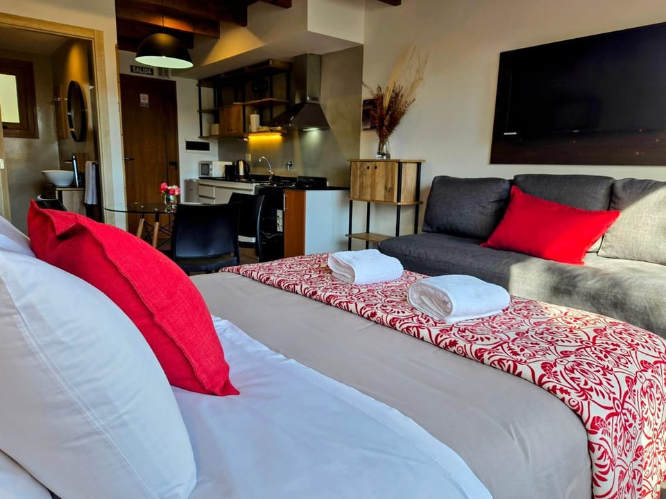Bed, Living room, Photo of the whole room, Dining area, Bedroom, towels