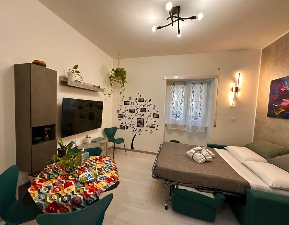 Communal lounge/ TV room, Bed, TV and multimedia, Living room, Seating area, Evening entertainment