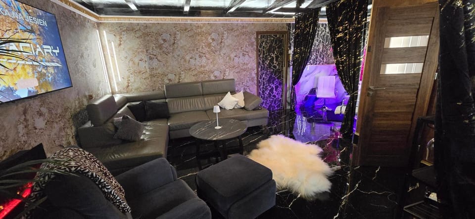 Communal lounge/ TV room, TV and multimedia, Living room, Seating area, Evening entertainment
