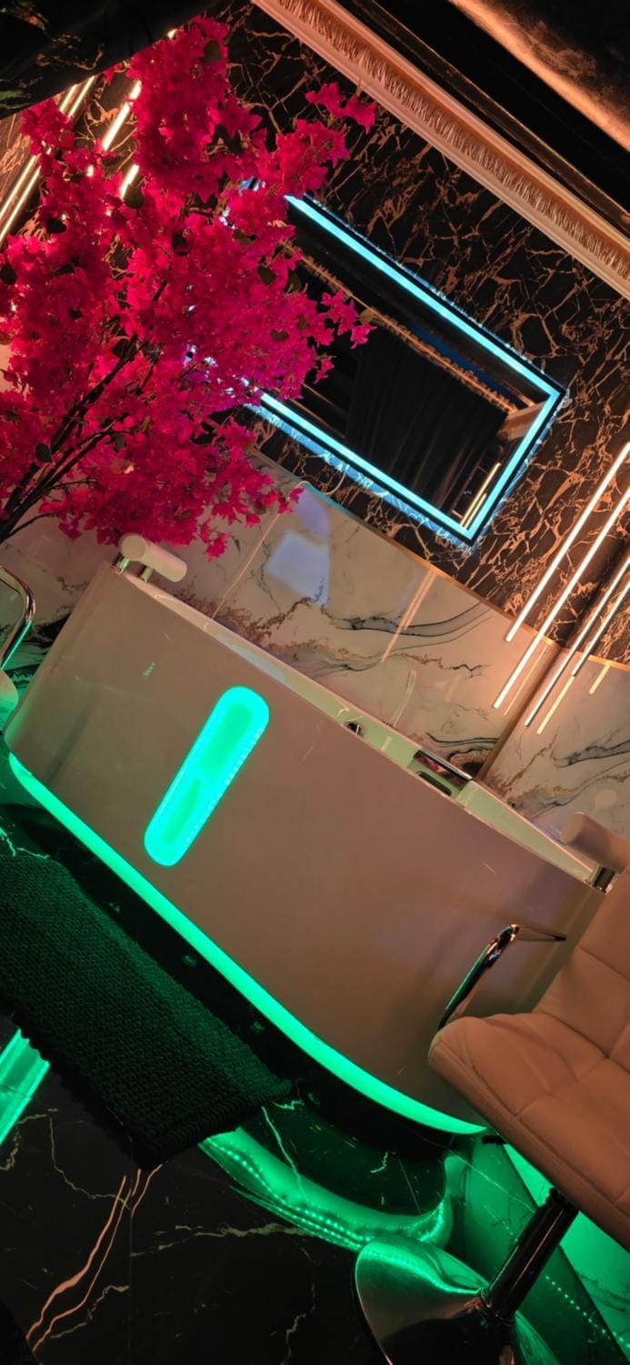 Communal lounge/ TV room, Night, Hot Tub, Evening entertainment