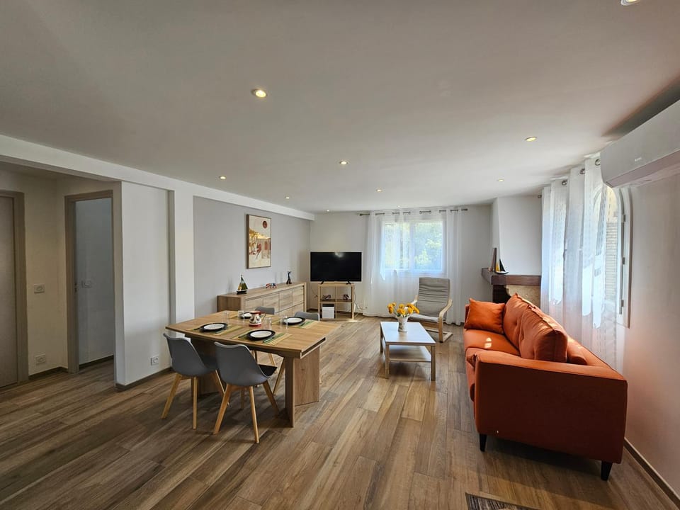 Communal lounge/ TV room, TV and multimedia, Living room, Seating area, Dining area