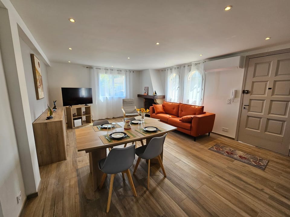 Communal lounge/ TV room, Dining area