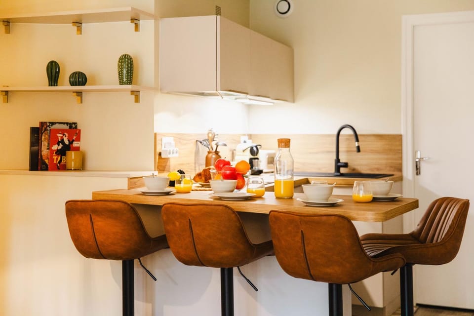 Coffee/tea facilities, Kitchen or kitchenette, Food and drinks, Dining area, Food, minibar, toaster