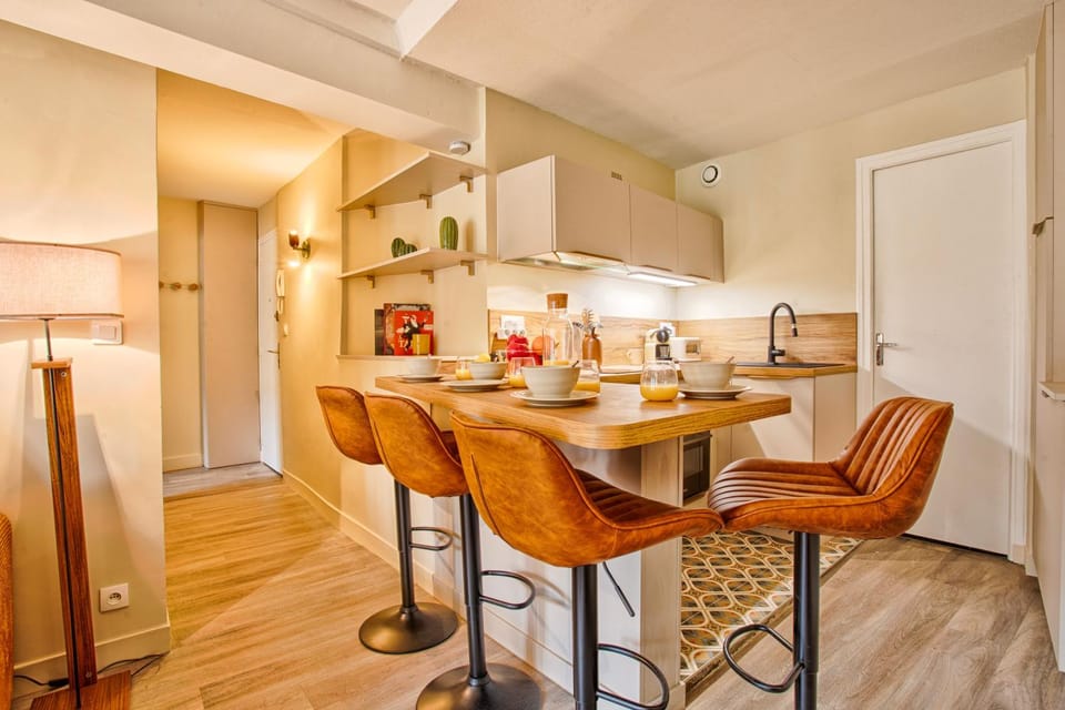 Kitchen or kitchenette, Seating area, Dining area